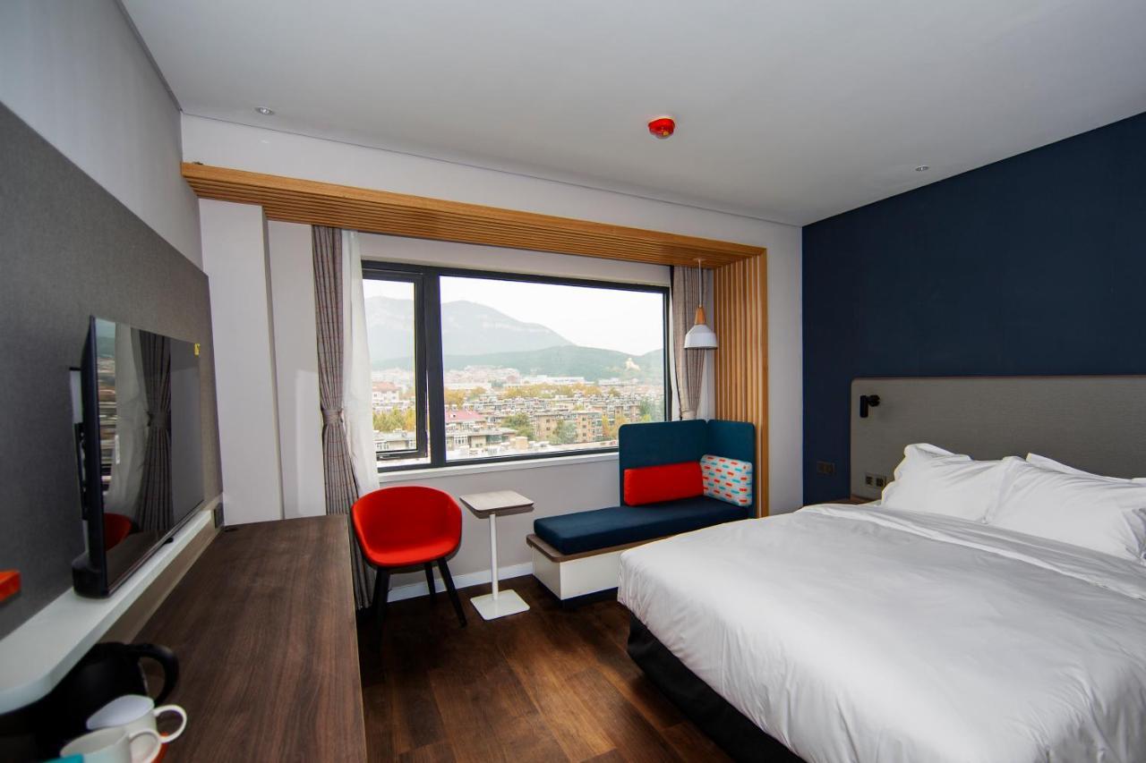 Holiday Inn Express Jinan Jingshi Road, An Ihg Hotel Buitenkant foto