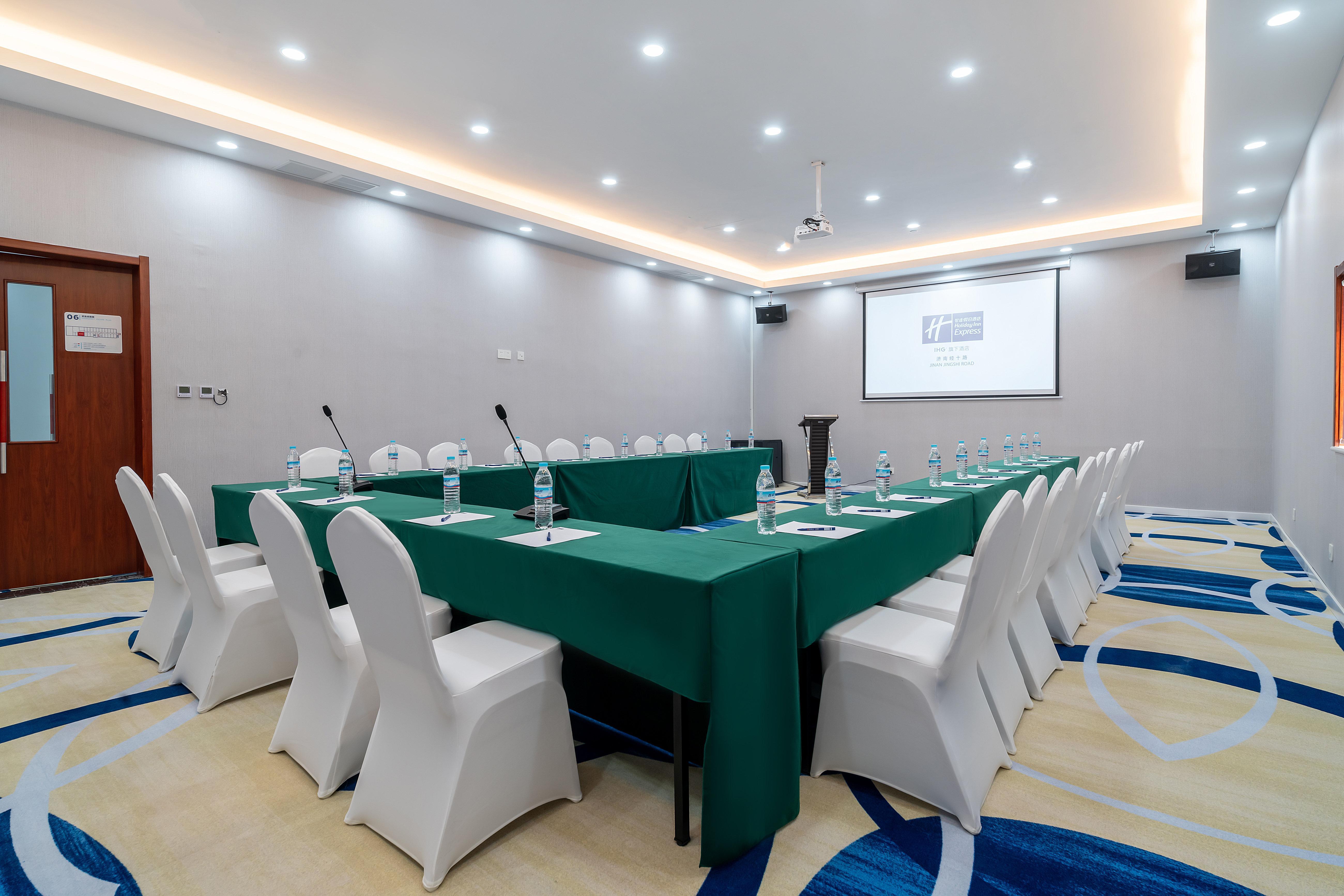 Holiday Inn Express Jinan Jingshi Road, An Ihg Hotel Buitenkant foto